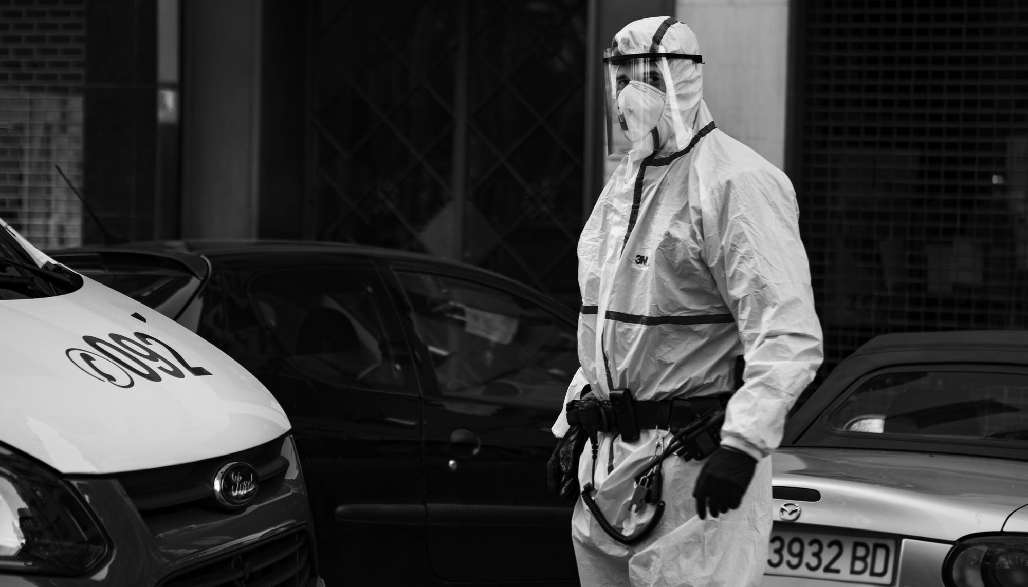 Un policía vestido con un mono de protección en Iruñea